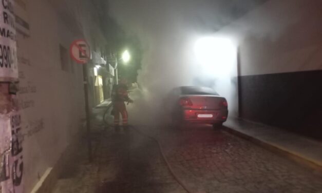 Carro pega fogo no centro de Formiga