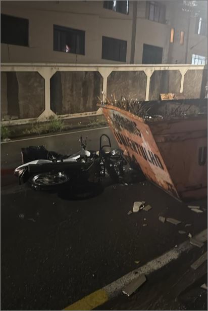 Motoqueiro fica gravemente ferido após colidir com caçamba de entulho, em Itaúna