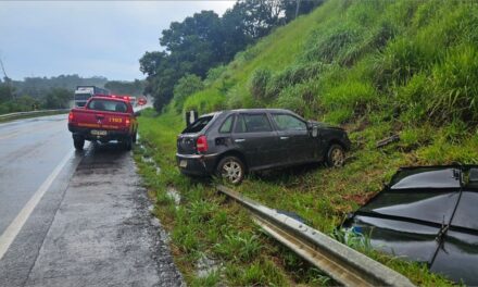 Vítima fica ferida após carro capotar na MG-050 em Formiga
