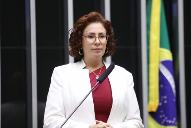 Justiça Eleitoral de SP cassa mandato da deputada Carla Zambelli