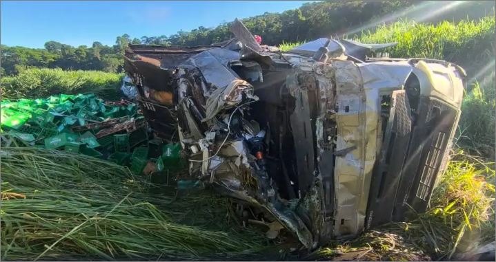 Motorista tomba carreta com cerveja em carros que faziam escolta de acidente