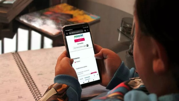 MEC orienta escolas sobre a proibição de celulares; veja os detalhes