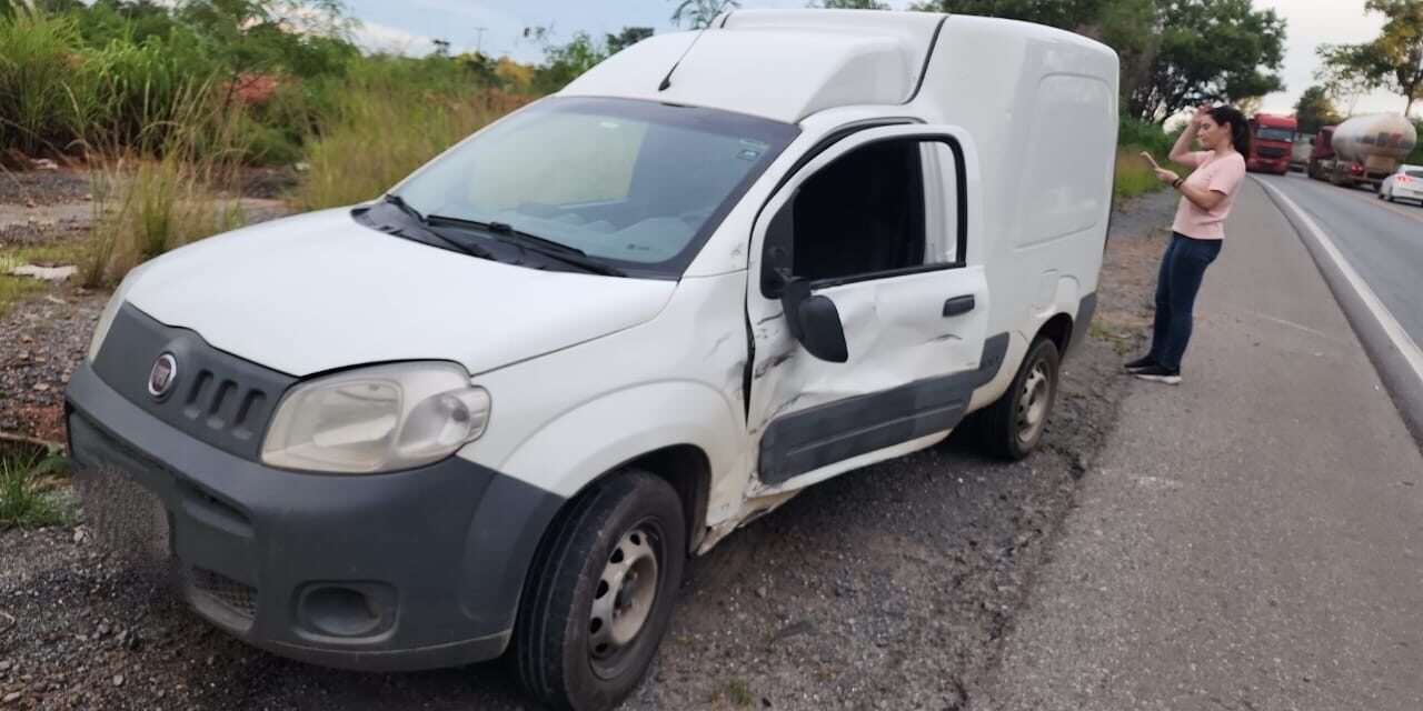 Motociclista fica ferido após colisão com carro na BR-354, em Formiga