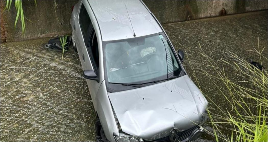 Carro vai parar dentro de córrego após batida no bairro Castelo, em BH