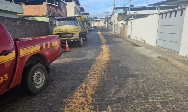 Derramamento de óleo causa risco de derrapagem em rua de Formiga