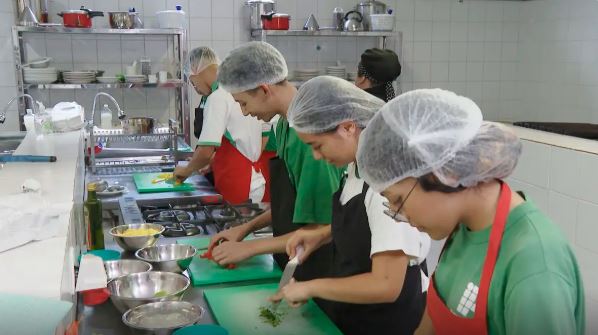 Taxa de desemprego fica em 6,2% no último trimestre de 2024