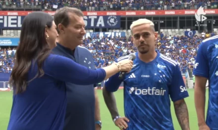 Fagner é apresentado pelo Cruzeiro e faz promessa à torcida