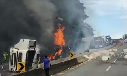 Duas carretas pegam fogo após tombarem e congestionam a Fernão Dias, no Sul de Minas