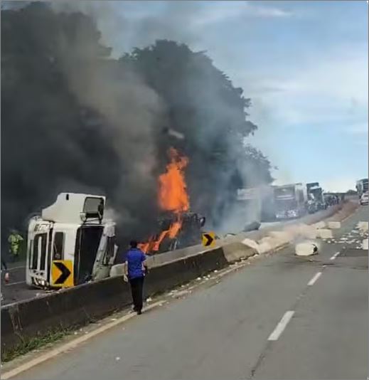 Duas carretas pegam fogo após tombarem e congestionam a Fernão Dias, no Sul de Minas