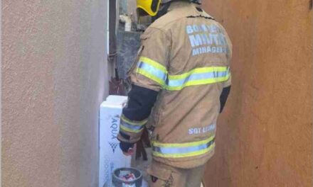 Bombeiros controlam vazamento de gás e evitam riscos em comércio de Arcos