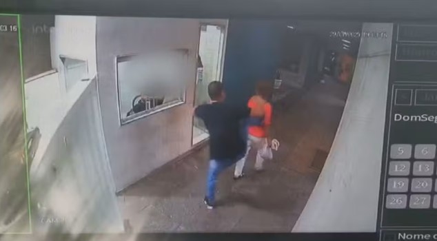 Idosa leva chute de motorista de aplicativo na entrada de condomínio em Copacabana