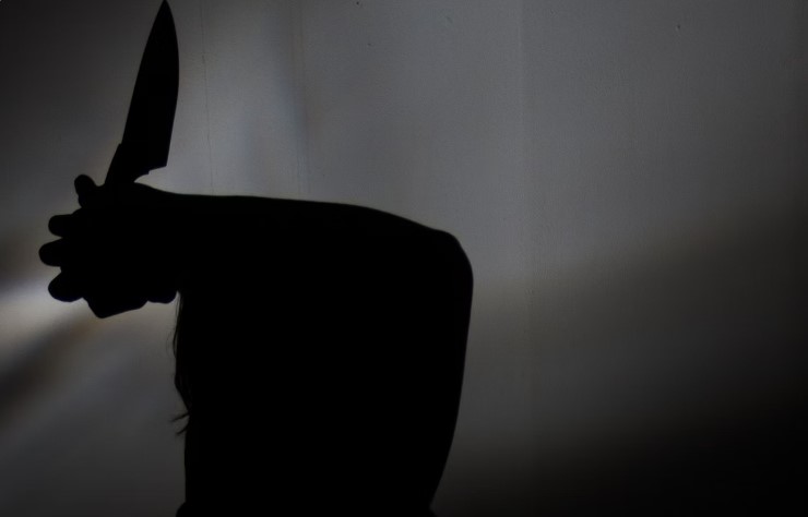 Idosa é esfaqueada no pescoço ao chegar em casa depois da missa: ‘Desculpe, mandaram te matar’