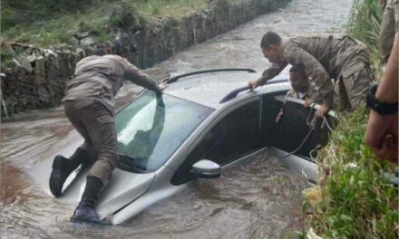 Idoso é resgatado de carro que caiu em rio de Betim