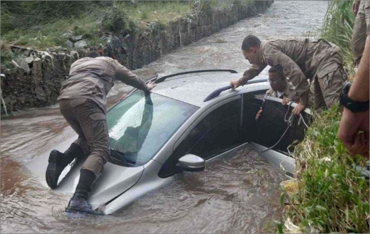 Idoso é resgatado de carro que caiu em rio de Betim