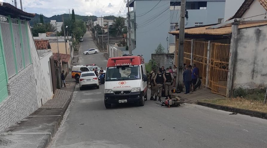 Homem fica ferido após acidente entre carro e moto em Itapecerica