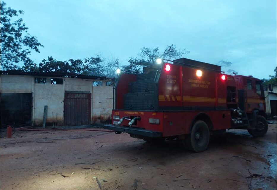 Bombeiros controlam incêndio em galpão, em Japaraíba