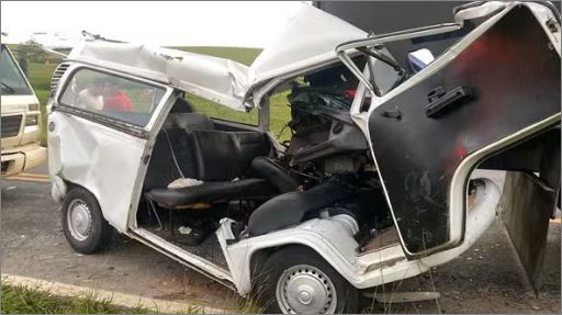 Kombi é prensada entre dois caminhões e motorista fica preso nas ferragens na MG-290, em Borda da Mata, MG