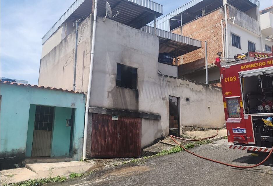 Corpo de Bombeiros combate incêndio em Nova Serrana