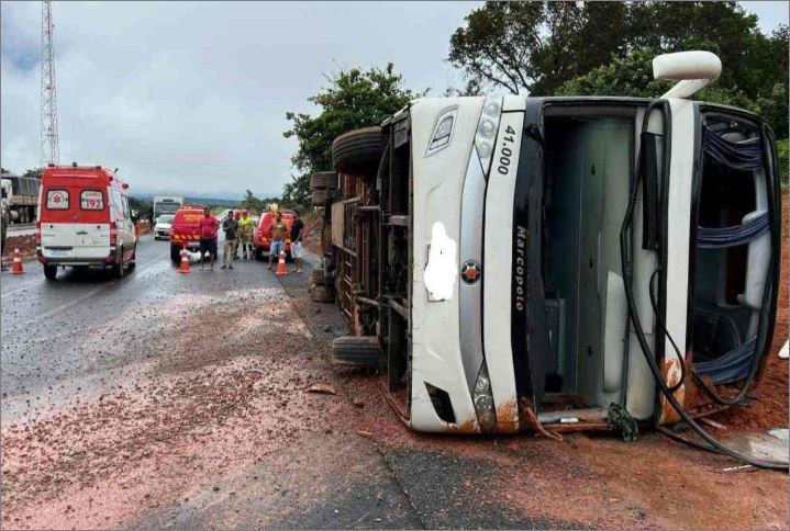 Ônibus tomba e funcionário morre em rodovia de Minas