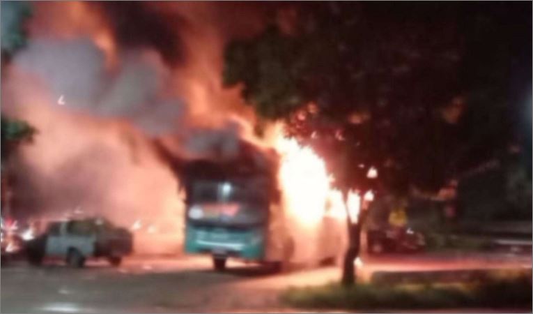 Homens rendem motorista e ateiam fogo em ônibus na Grande BH