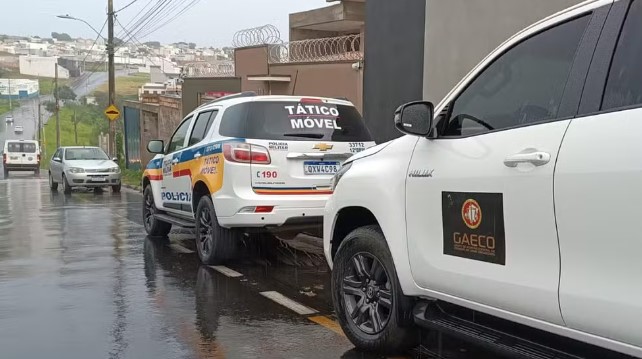 Operação cumpre mandados contra vereadora eleita e grupo suspeito de crimes eleitorais em Passos