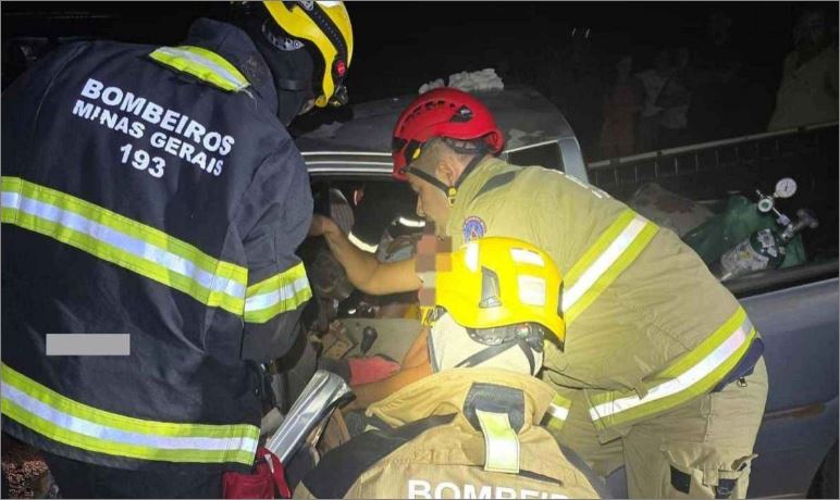 Picape tenta desviar de carreta parada e deixa motorista preso às ferragens