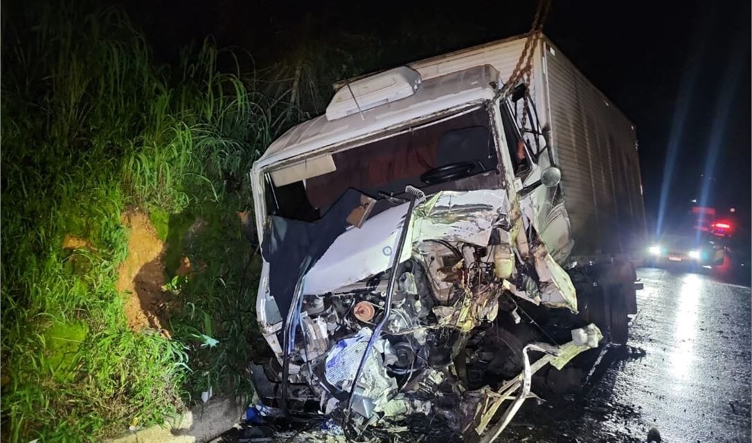 Colisão frontal na MG-050 deixa uma vítima fatal