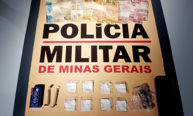 Suspeita de tráfico de drogas é presa durante operação policial na BR-354, em Arcos