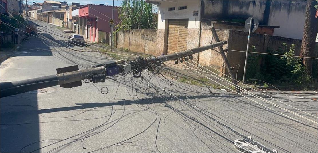 Carro de aplicativo é atingido por fios energizados após queda de postes no bairro Jaqueline