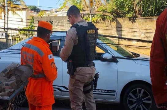 Poste cai e atinge carro de aplicativo com passageiros
