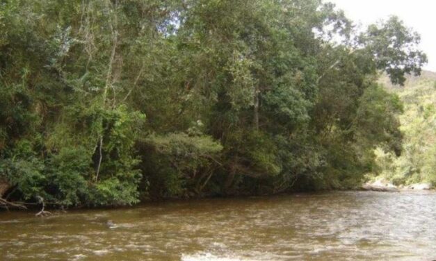 Mãe é presa por jogar filha de 11 meses em rio no interior de Minas