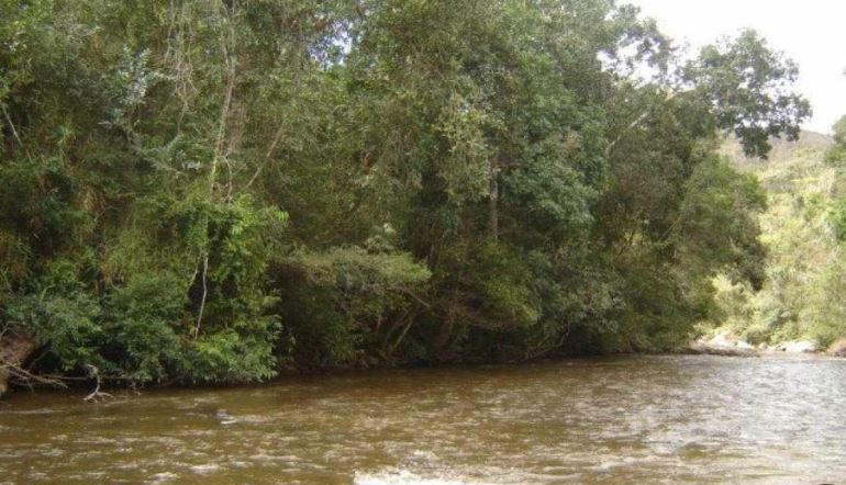 Mãe é presa por jogar filha de 11 meses em rio no interior de Minas