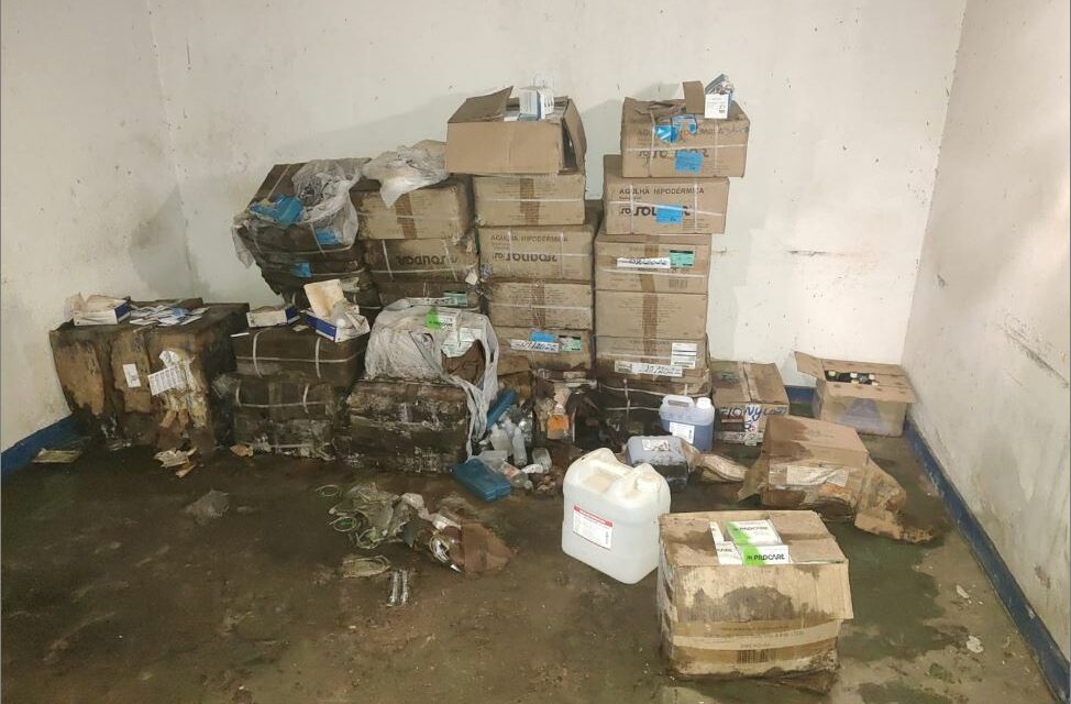 Local é interditado após PM e Vigilância Sanitária constatar armazenamento irregular de materiais da área de saúde