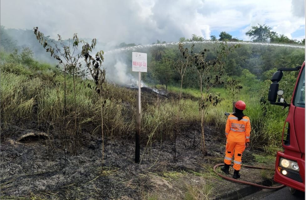 Corpo de Bombeiros controla incêndio em lote vago em Formiga