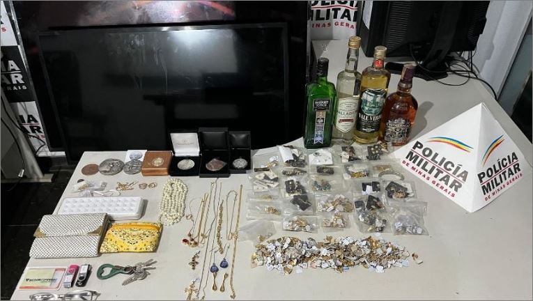 Trio ameaça mulher por dívida de drogas e furta casa de tia da vítima em Cláudio