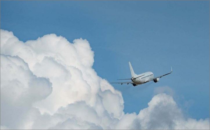 Avião faz pouso de emergência após jovem tentar abrir porta no ar