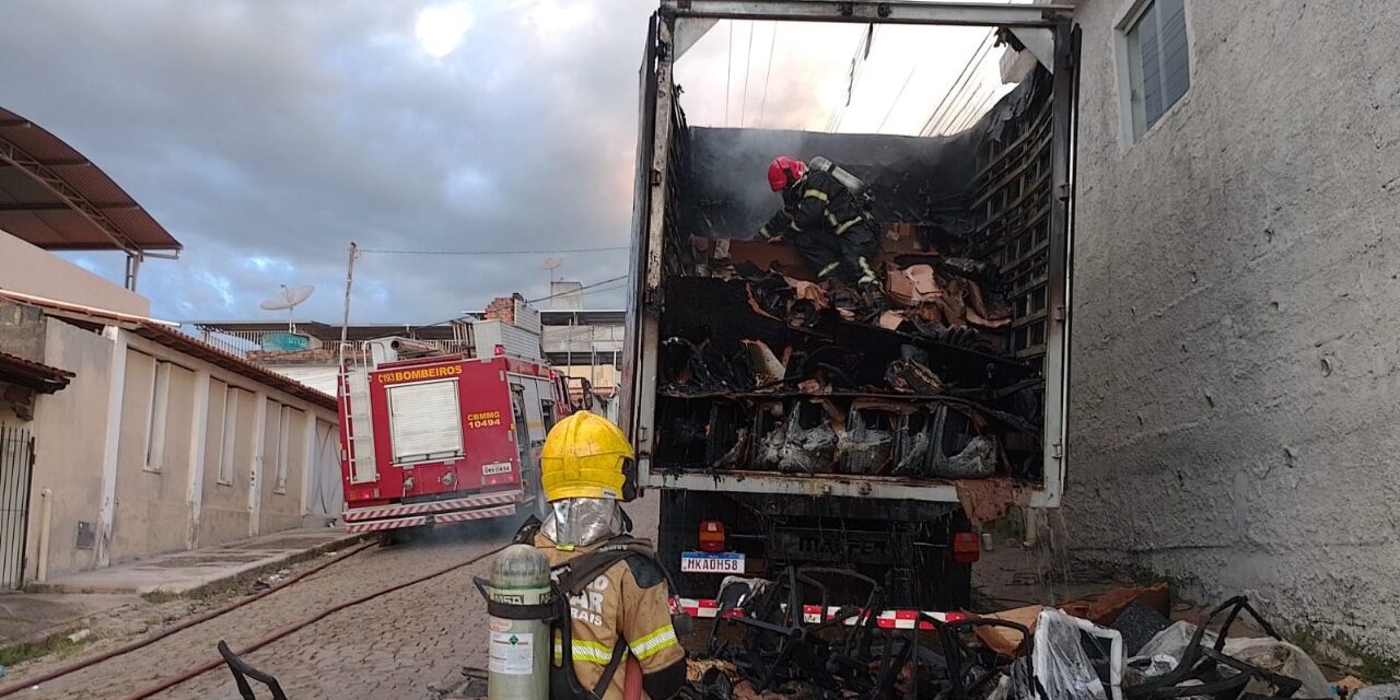 Bombeiros controlam incêndio em caminhão de carga no bairro Vila Maria Cristina, em Formiga