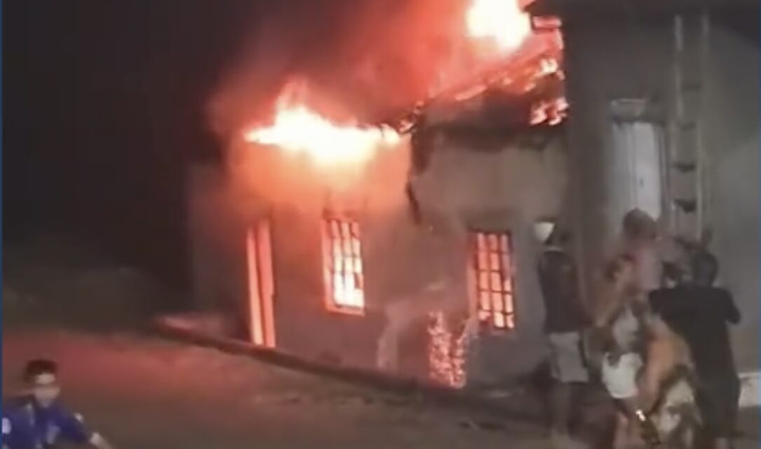 Casa pega fogo no bairro Padre Remaclo, em Formiga