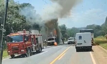Caminhão pega fogo próximo ao pedágio de Córrego Fundo