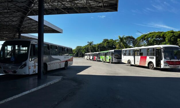 Motoristas de lotações fazem paralisação por atraso no salário