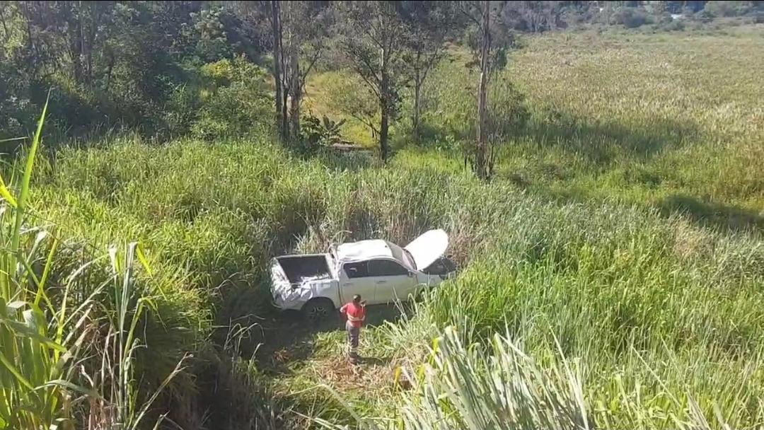 Colisão entre caminhonete e carreta resulta em capotamento e deixa feridos em Nova Serrana