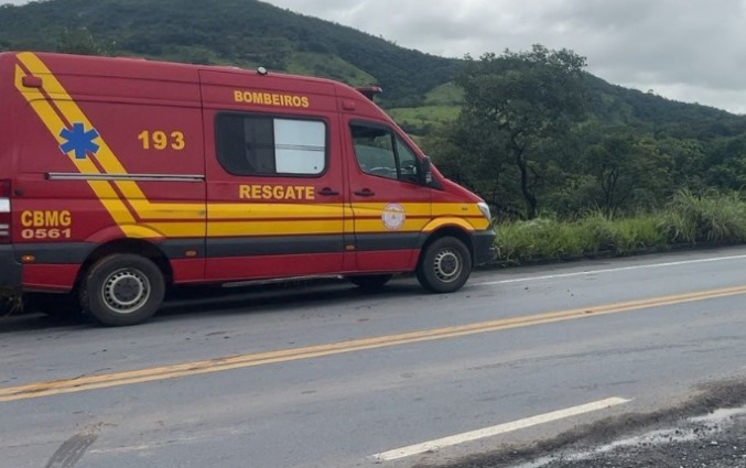 Homem é socorrido pelos bombeiros após acidente na zona rural de Formiga