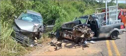 Motorista fica preso às ferragens após batida entre carros na MG-184, entre Carmo do Rio Claro e Conceição da Aparecida, MG