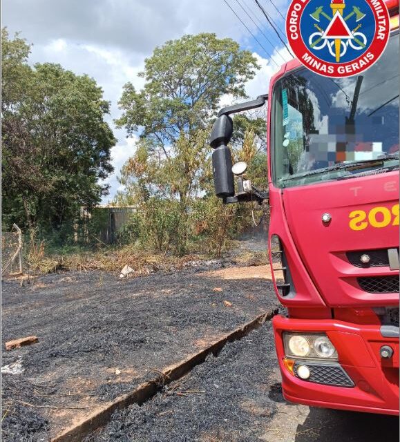 Bombeiros combatem incêndio em lote vago na rua Iguatama, em Arcos