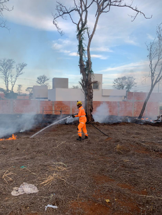 Bombeiros controlam incêndio em lote vago próximo ao Bonfim, em Arcos