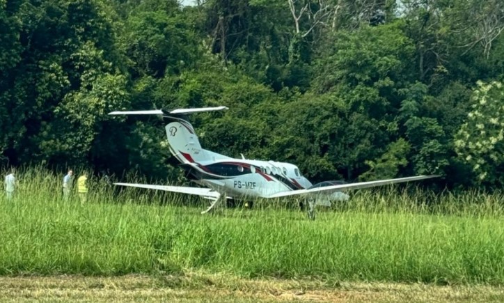 Avião de pequeno porte sai da pista no aeroporto Campo de Marte, em SP