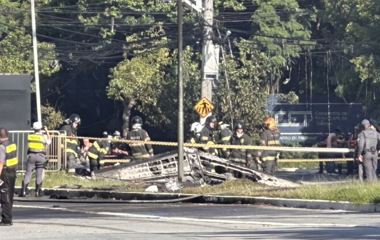 Queda de avião em avenida da capital paulista também afeta treinos de São Paulo e Palmeiras