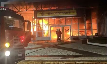 Incêndio destrói agência bancária em Jacutinga, MG