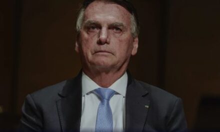Bolsonaro crítica Lei da Ficha Limpa e diz que medida só serve para ‘perseguir a direita’