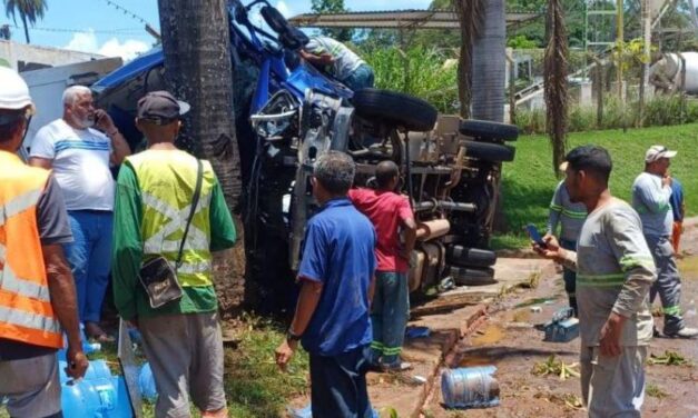 Caminhão tomba na BR-381, espalha carga de água mineral e deixa dois feridos